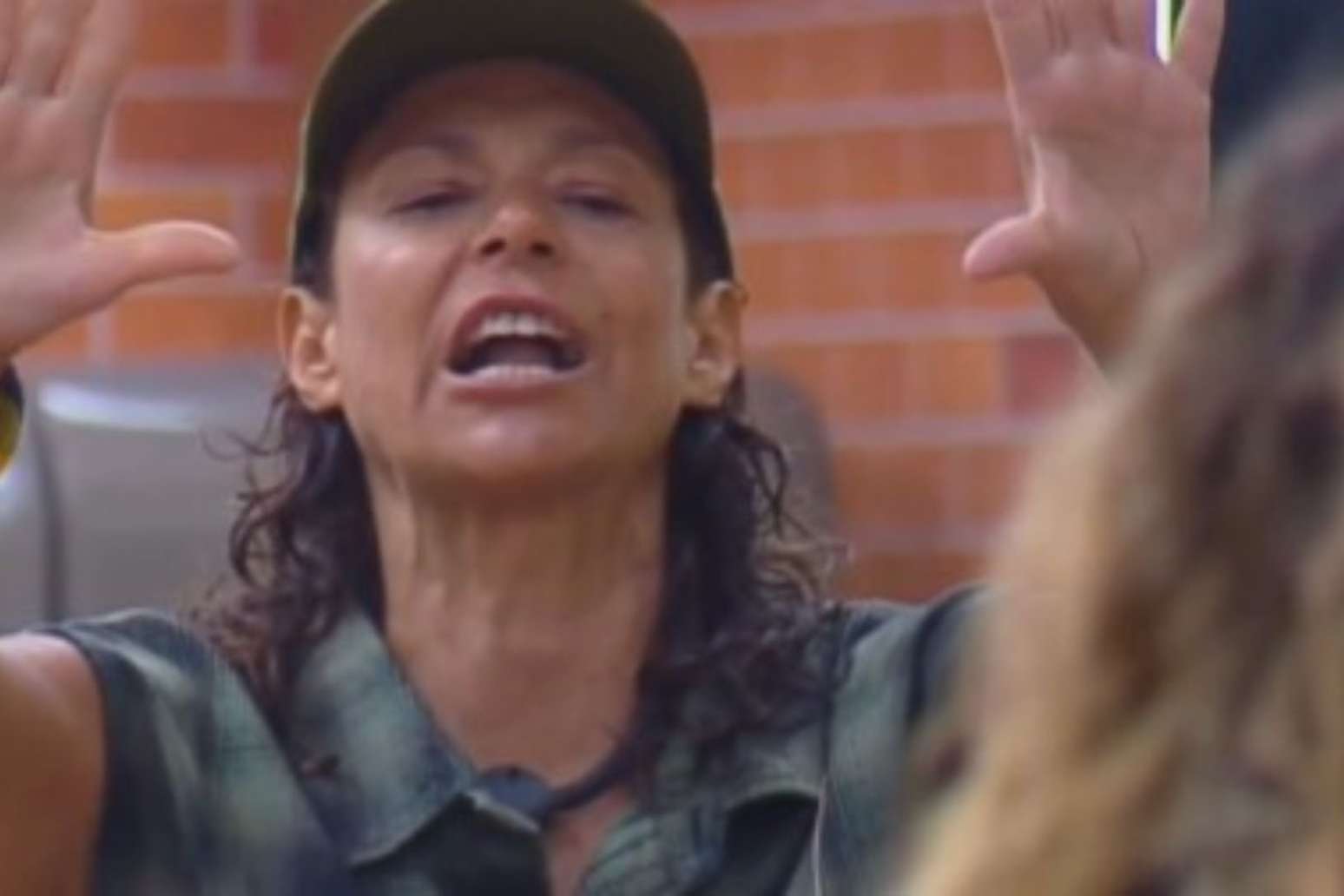 Giovanna Gold briga com Darlin e Ariela por causa de leite