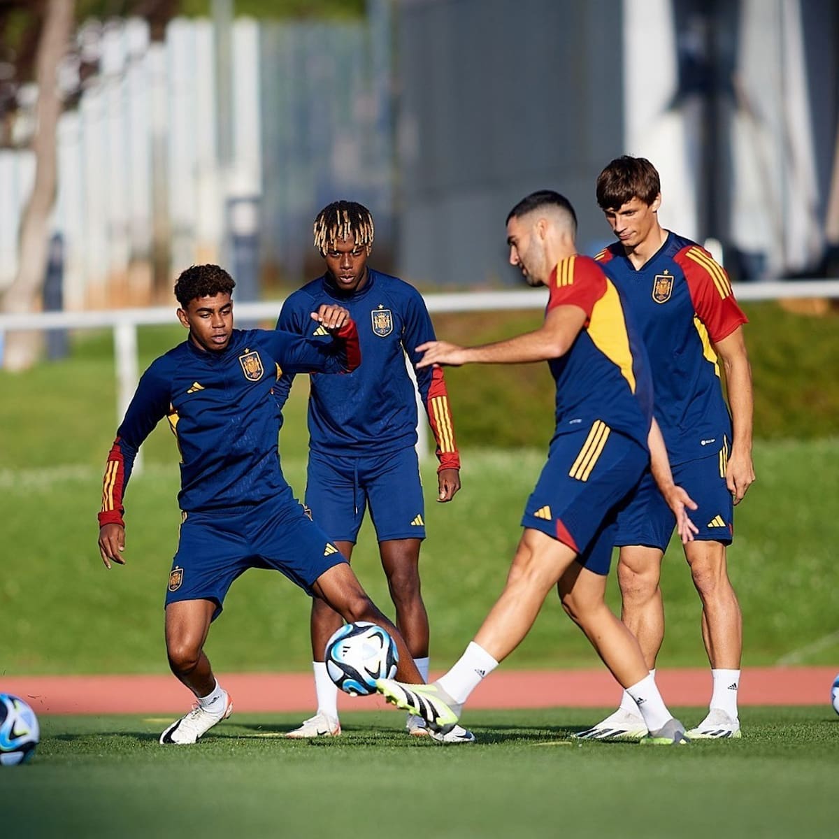 Lamine Yamal debutó en FC Barcelona con 15 años y a los 16 ya estaba en la selección mayor