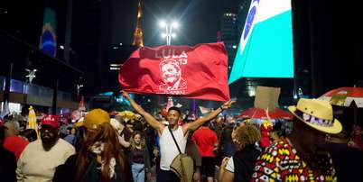 Apoiadores de Lula (PT) fazem festa na Avenida Paulista, em S&atilde;o Paulo, ap&oacute;s a reelei&ccedil;&atilde;o do petista Foto: VINCENT BOSSON/FOTOARENA/ESTAD&Atilde;O CONTE&Uacute;DO