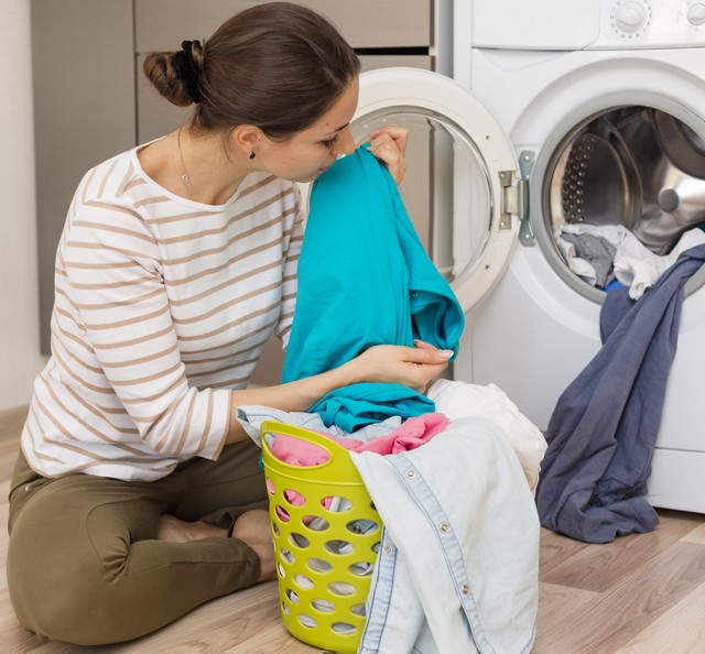 Roupa sai da máquina com cheiro ruim? 7 erros que você pode estar cometendo