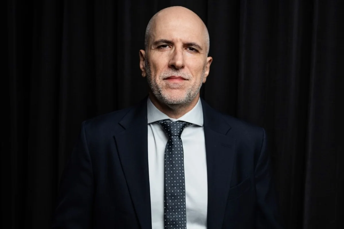 Imagem colorida do humorista Antonio Tabet - Metrópoles