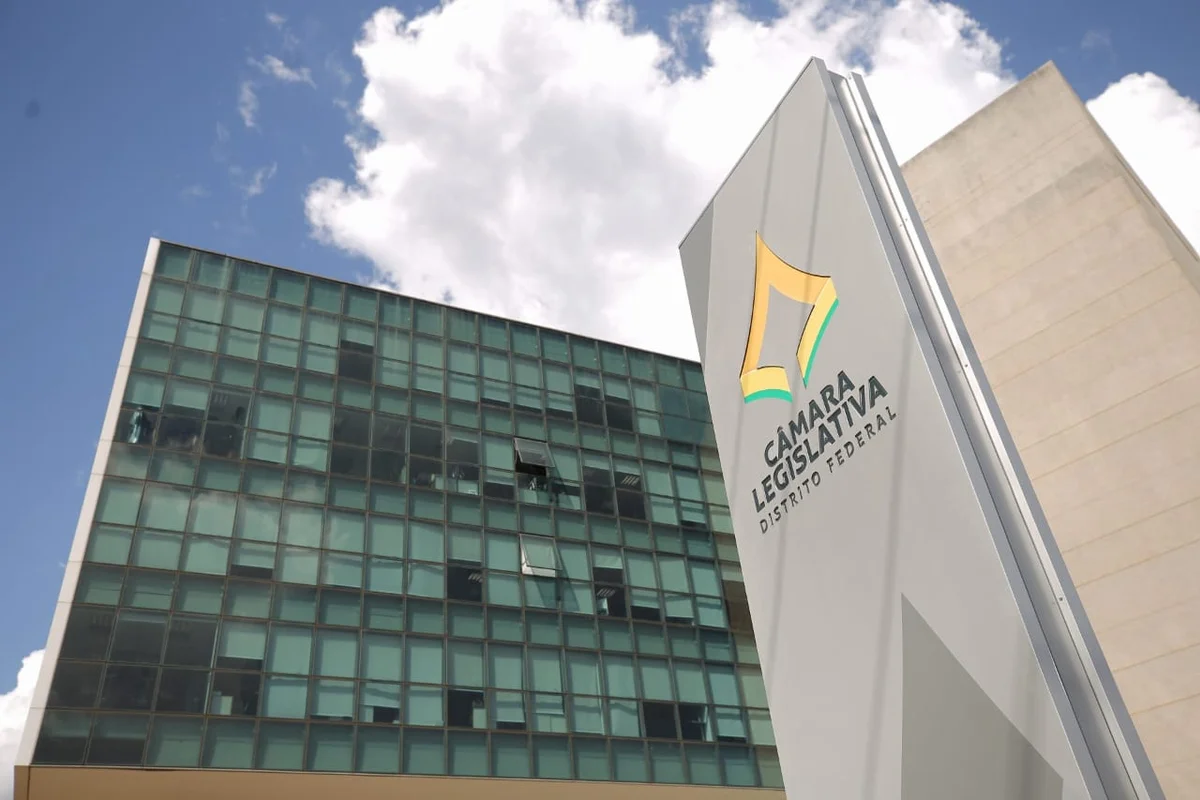 Manifestantes pedem votação e distrital reage: "Respeitem o parlamento"