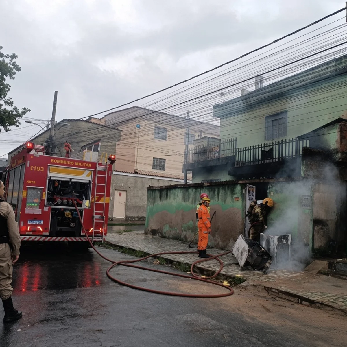 Incêndio destrói casa e mata uma pessoa carbonizada em BH