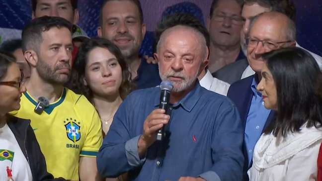 O que esperar do governo Lula, sem maioria no Congresso e em meio a crise no STF?