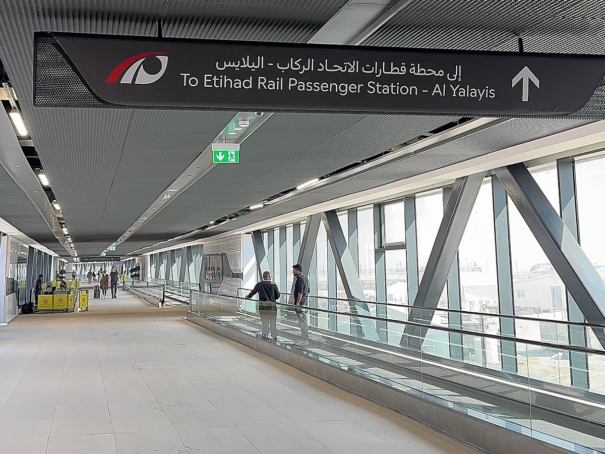 Abre a ponte pedestre Etihad Rail–Metro de Dubai: caminhada de cinco minutos conecta as estações