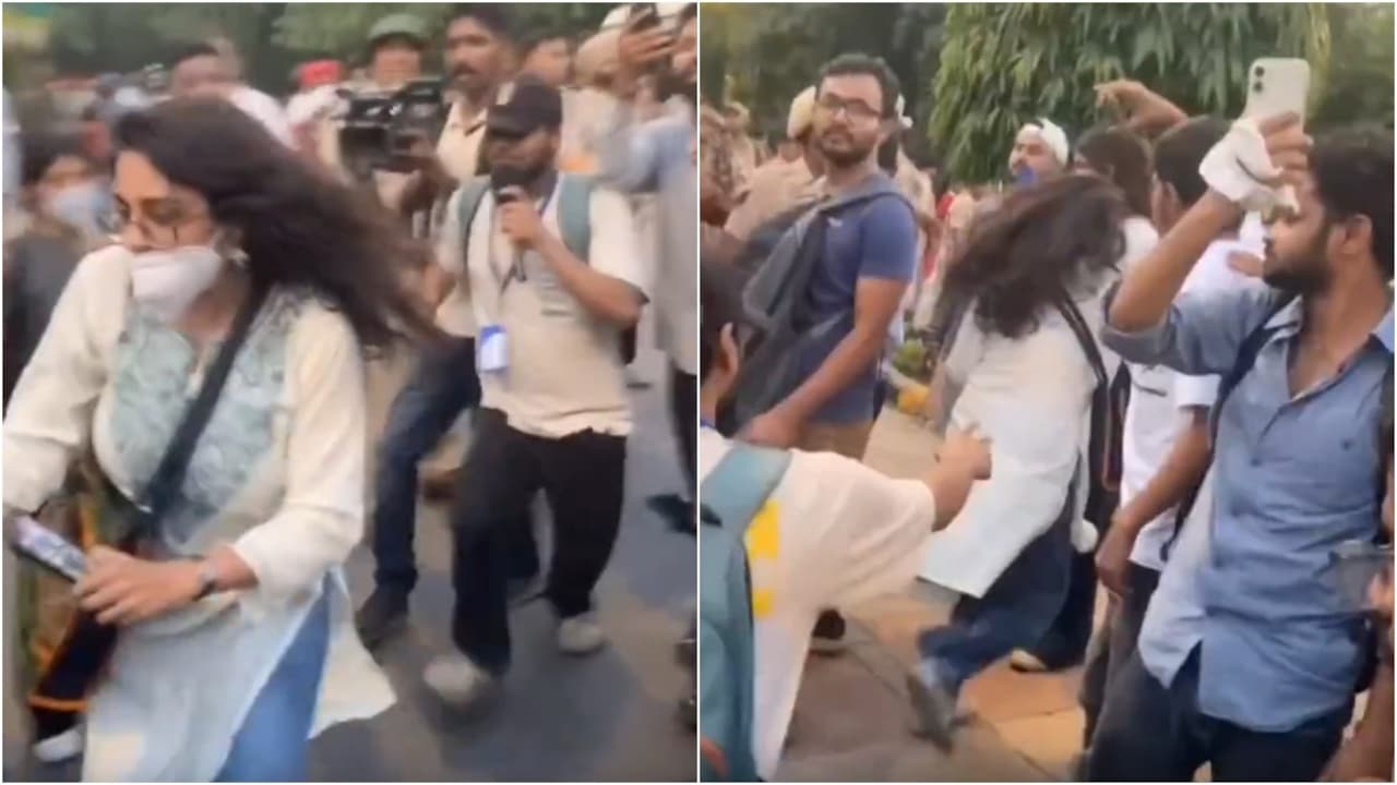 Uma manifestante feminina foge com as chaves do ônibus da polícia em Jantar Mantar, Nova Deli. Assista