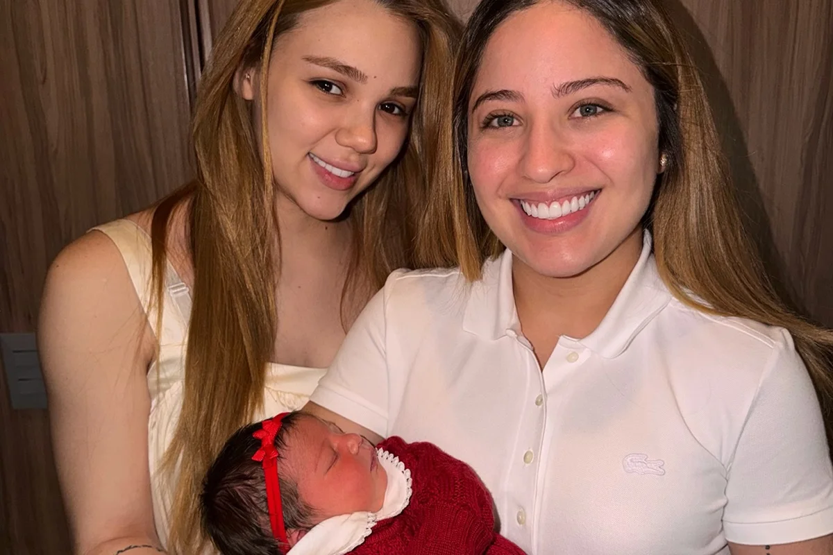 "Minhas meninas", declara Mari Fernandez para a esposa, Julia Ribeiro, e a filha., Isabela - Metrópoles