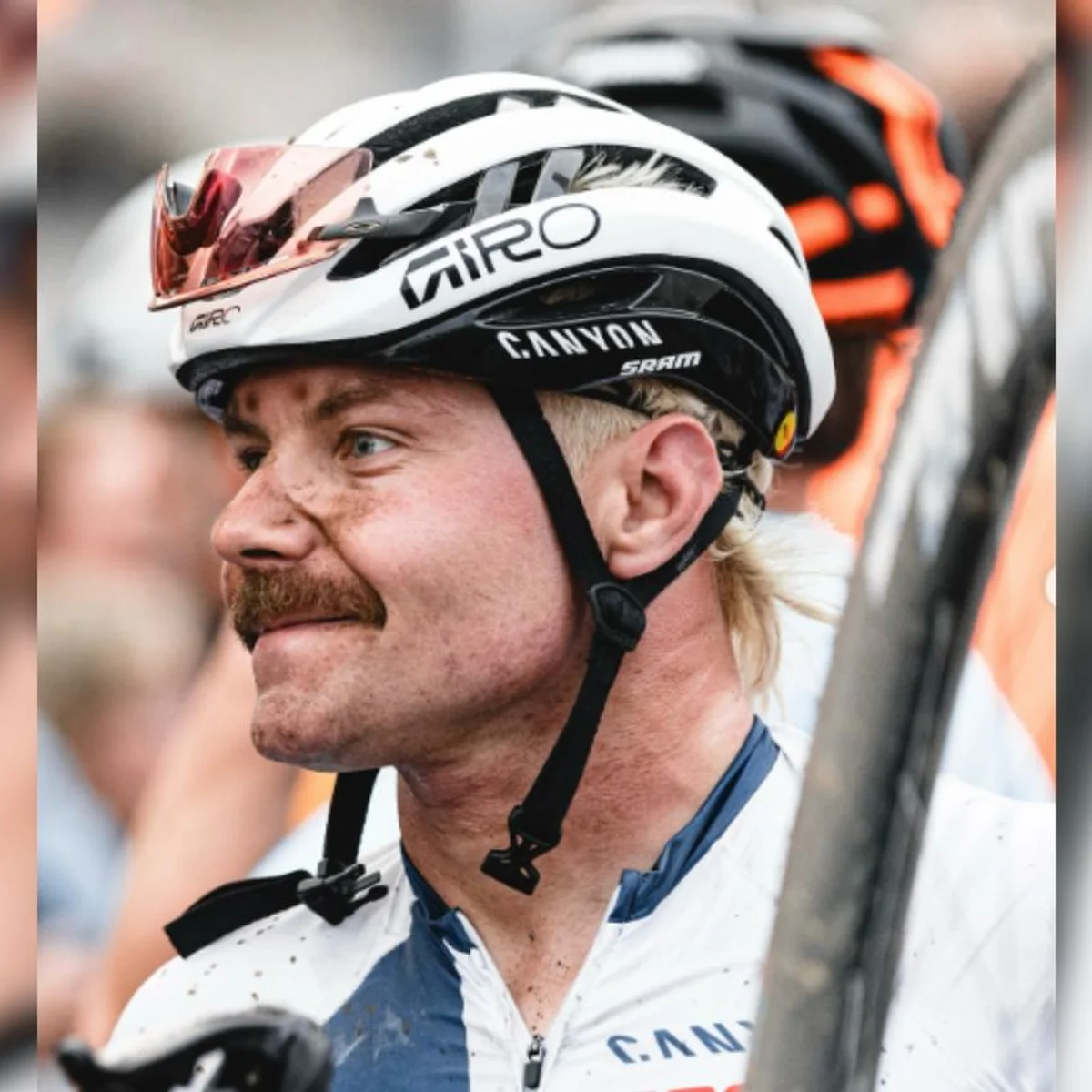 F1: Valtteri Bottas troca avião por bicicleta e pedala 350 km até Singapura