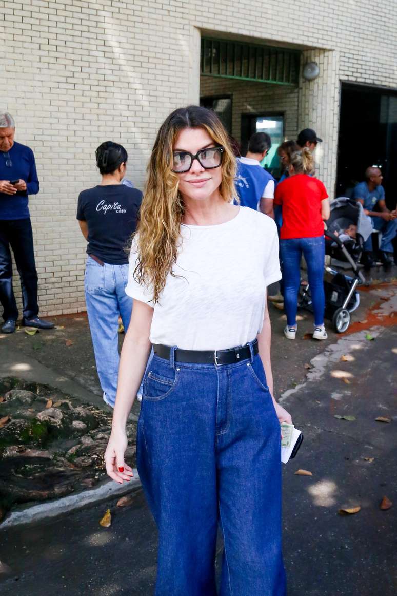 Leandra Leal, Alinne Moraes e mais famosos vão às urnas para votar; veja fotos