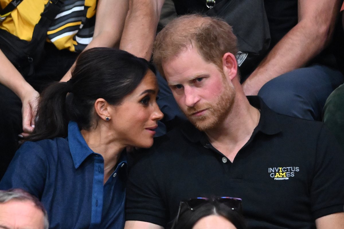 Harry chama atenção ao "puxar" rabo de cavalo de Meghan em gesto de carinho