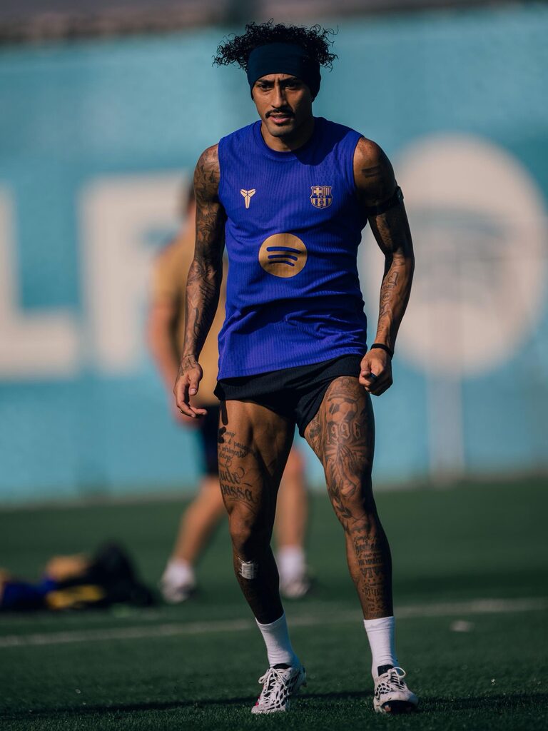Raphinha se recupera de lesão antes de duros compromissos do Barcelona contra PSG e Real Madrid