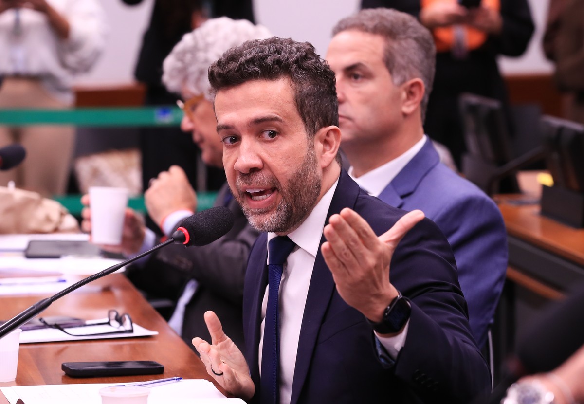 Janones diz que Flávio quis ‘se impor pela força’ em debate, mas Lula 'não entrou na pilha'