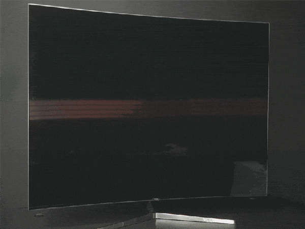A limpeza correta da tela envolve movimentos macios, sem pressionar o display — Foto: Reprodução/Samsung