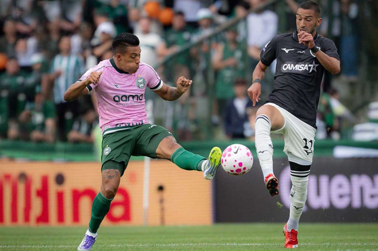 Ziyech disputa a bola. Marroquino cansou no segundo tempo &ndash;
