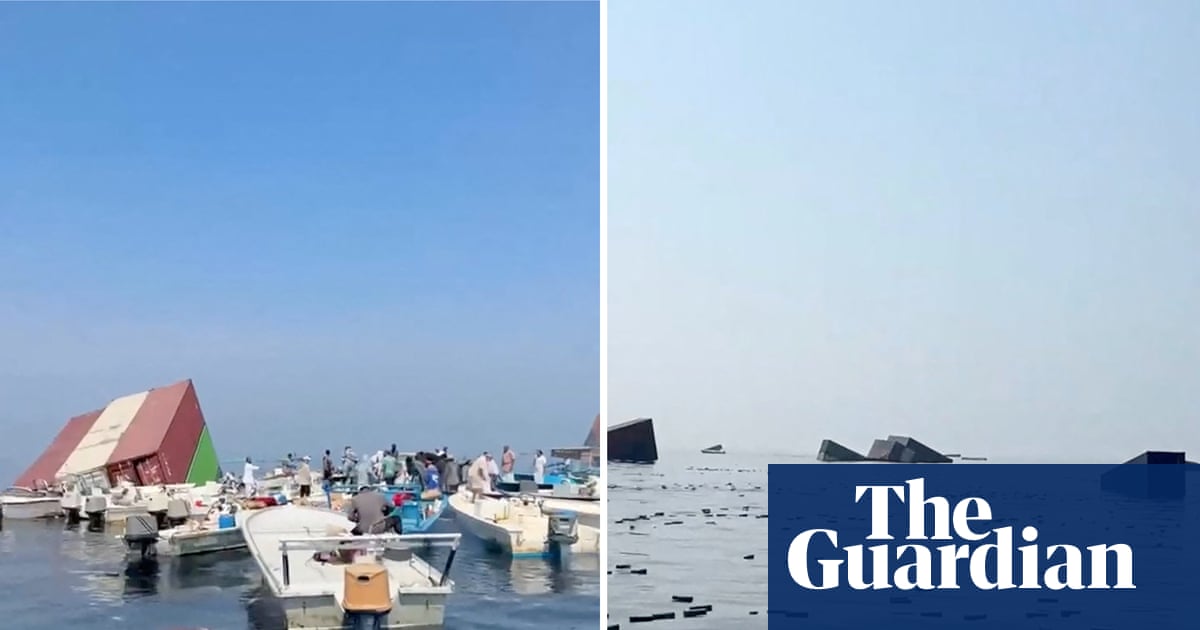 Pessoas varrem o estreito de Ormuz em busca de carga derramada após Irã atacar navios porta-contêineres