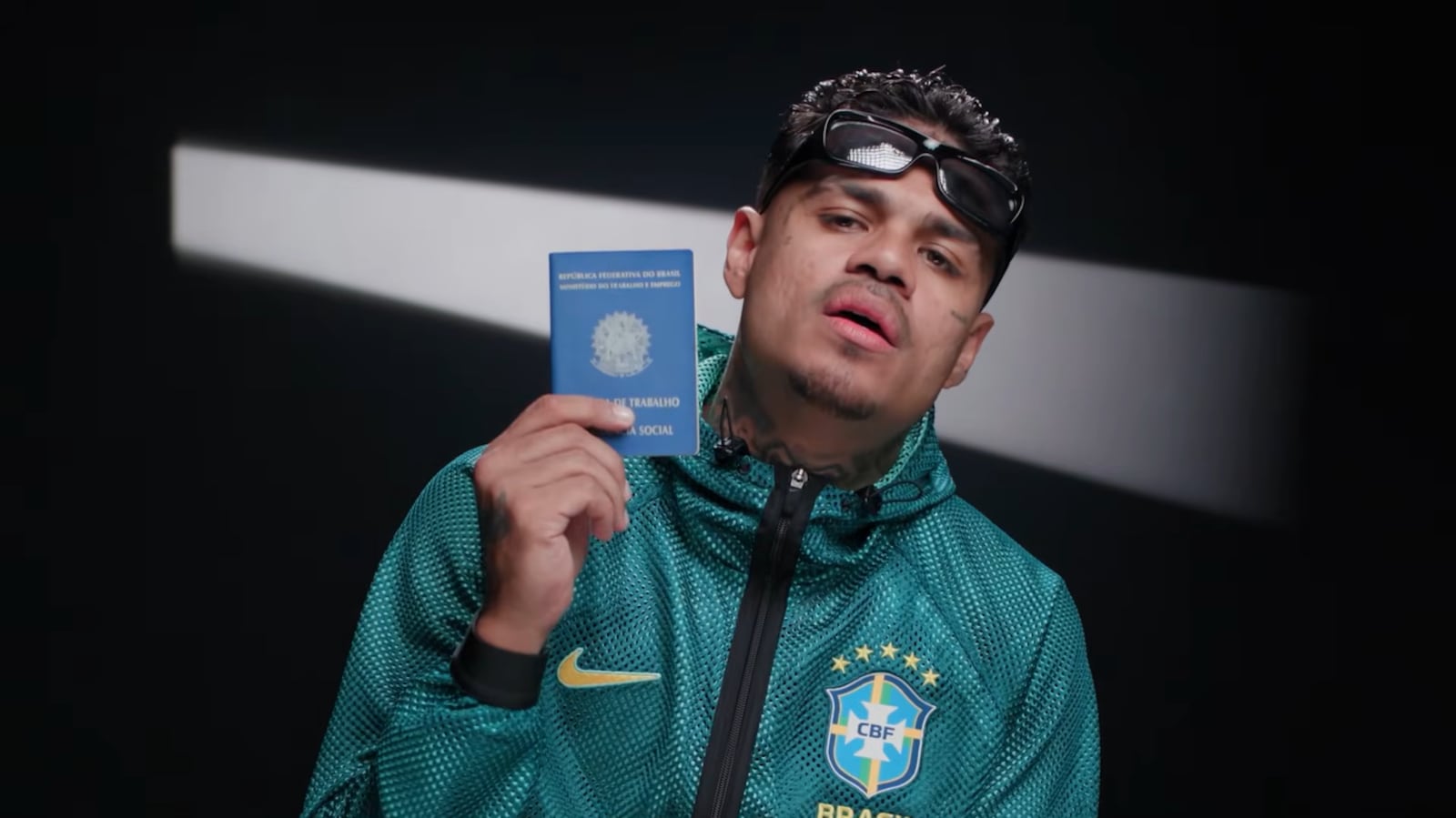 TSE pede que Meta explique remoção de vídeo de MC Cabelinho com críticas a Flávio Bolsonaro Reprodução/YouTube Revelando - 22.10.2026