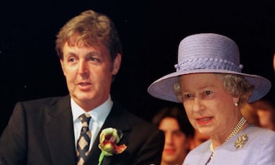 Esposa de Paul McCartney afirma que rainha Elizabeth II teria tido uma queda por ele