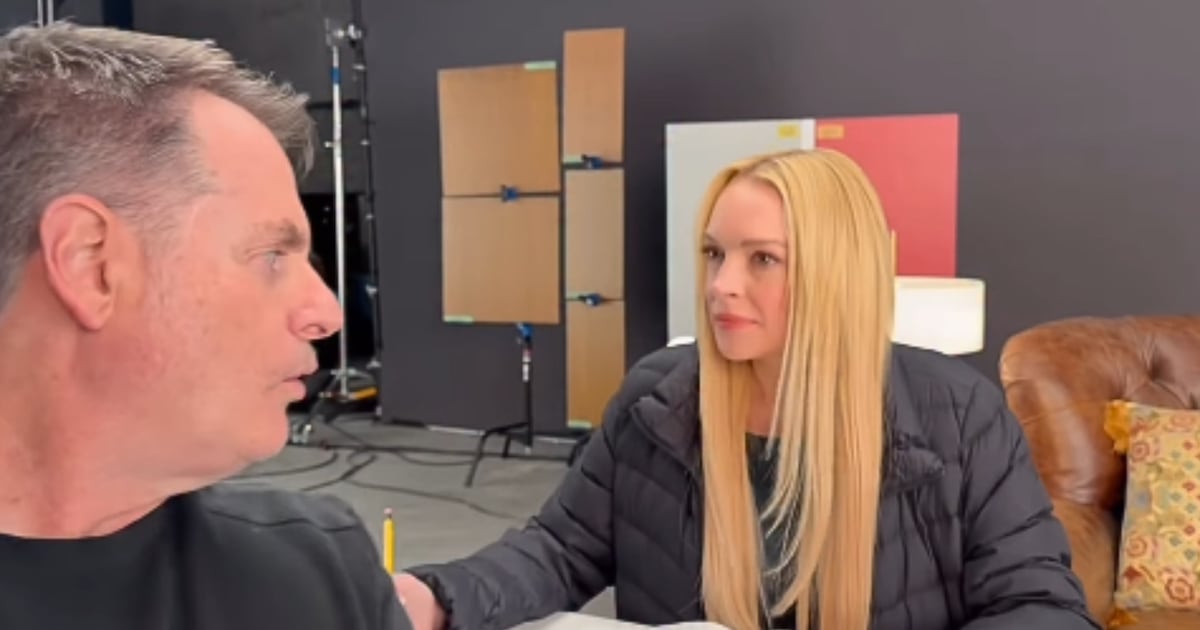 Lindsay Lohan recria meme do ‘3 de outubro’ com diretor de filme após 22 anos