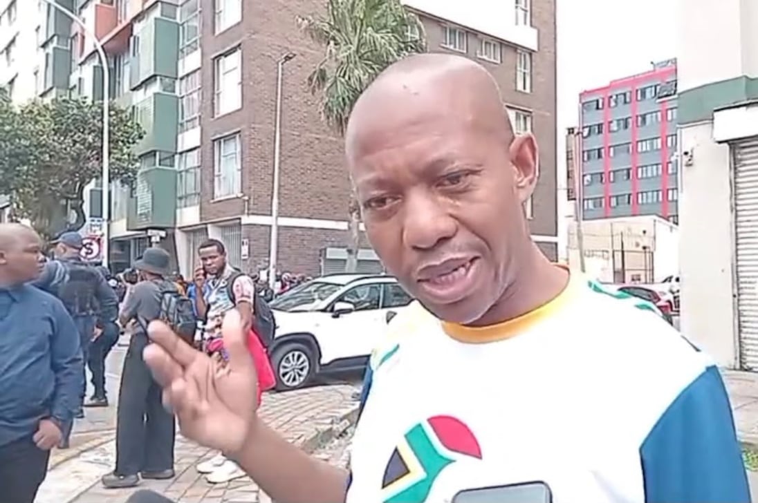 ASSISTA | Protestos incendiaram veículos no centro de Durban