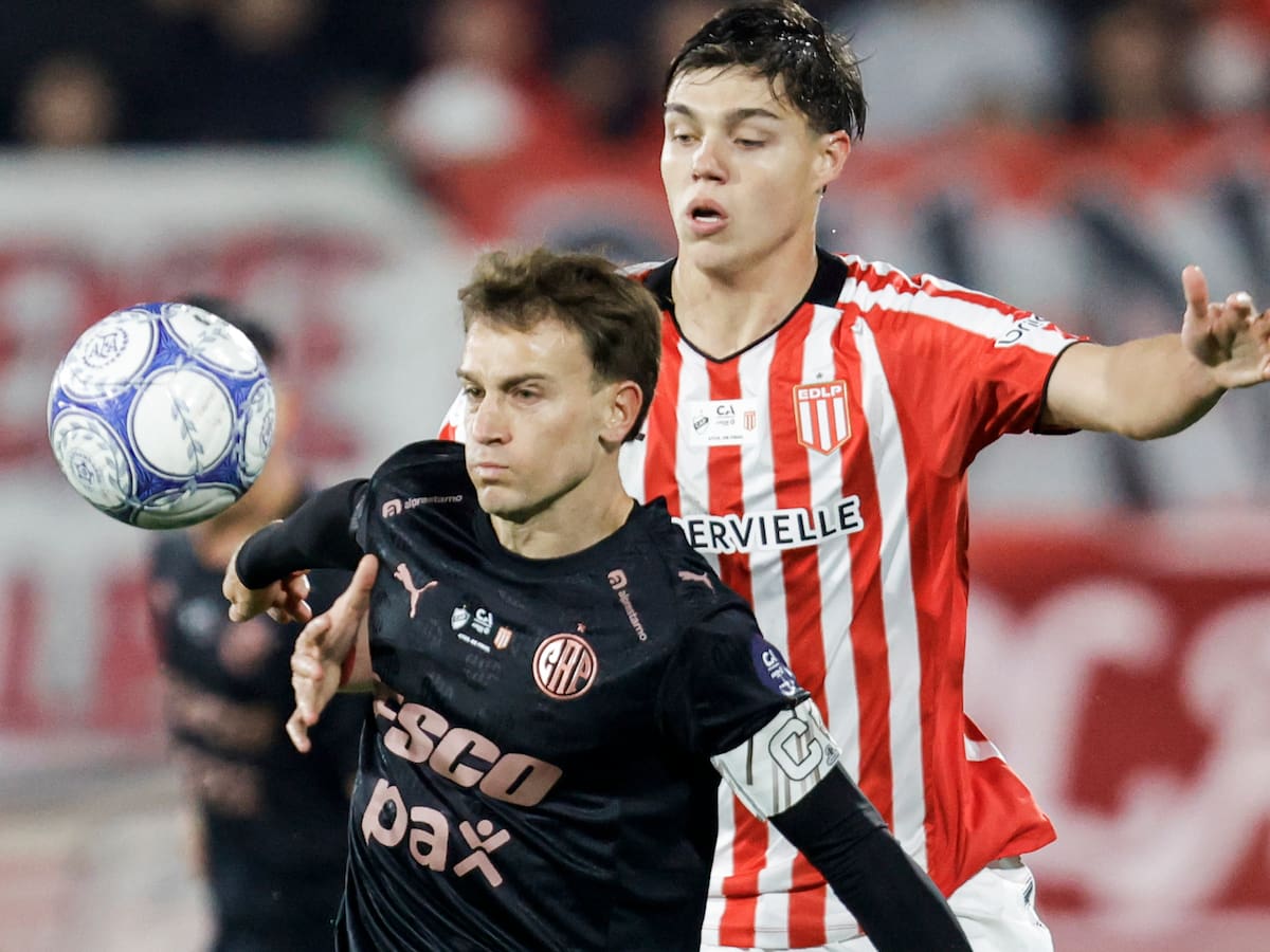 Guido Mainero, el capitán de Platense, recibe ante la marca de Tomás Palacios, el defensor que liberó la selección para que Estudiantes disponga del zaguero ante tantas ausencias por lesiones