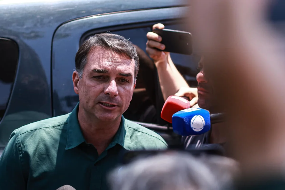 Flávio Bolsonaro vai votar pelo fim da 6×1, mas aliados defendem mudanças