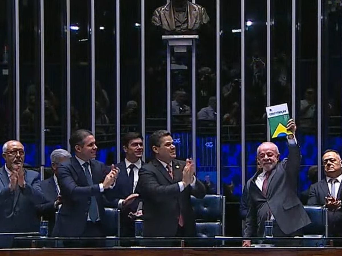 Em 'data histórica', Congresso promulga fim da escala 6x1 em sessão com Lula