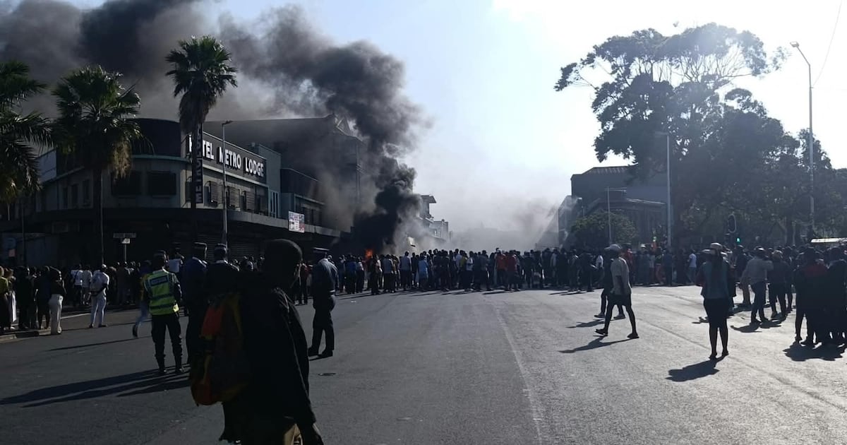 ASSISTA | Protestos incendiaram veículos no centro de Durban