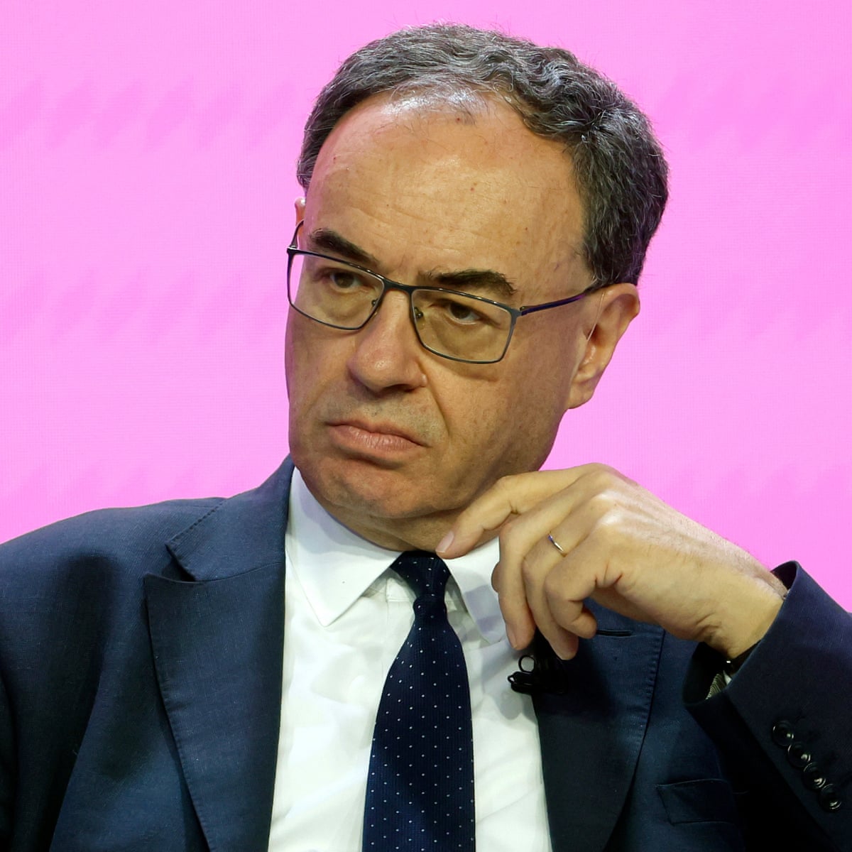 O governador do Banco da Inglaterra sai de uma cúpula do FMI em protesto contra a Rússia