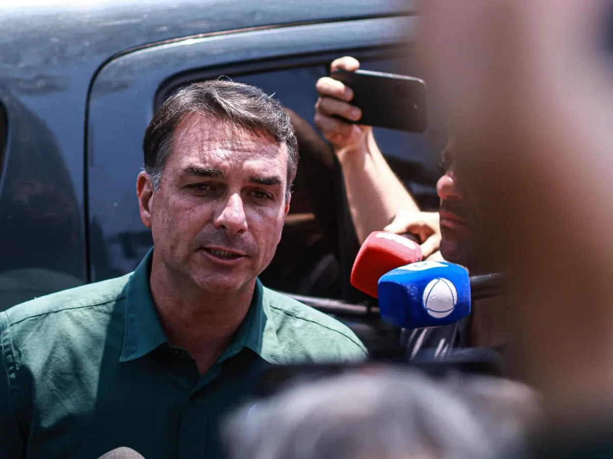 Flávio Bolsonaro vai votar pelo fim da 6x1, mas aliados defendem mudanças