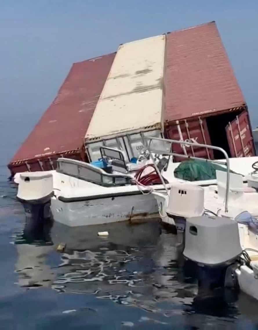 Pessoas varrem o estreito de Ormuz em busca de carga derramada após Irã atacar navios porta-contêineres