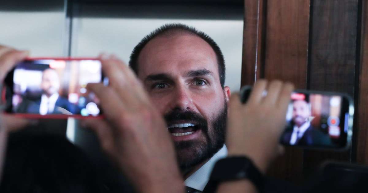 Eduardo Bolsonaro pode votar nas eleições morando nos EUA, mesmo após condenação e inelegibilidade?
