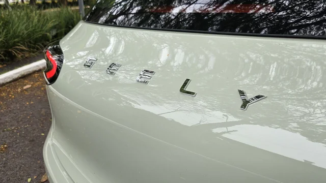 Economia? Por que alguns carros chineses não têm limpador traseiro?