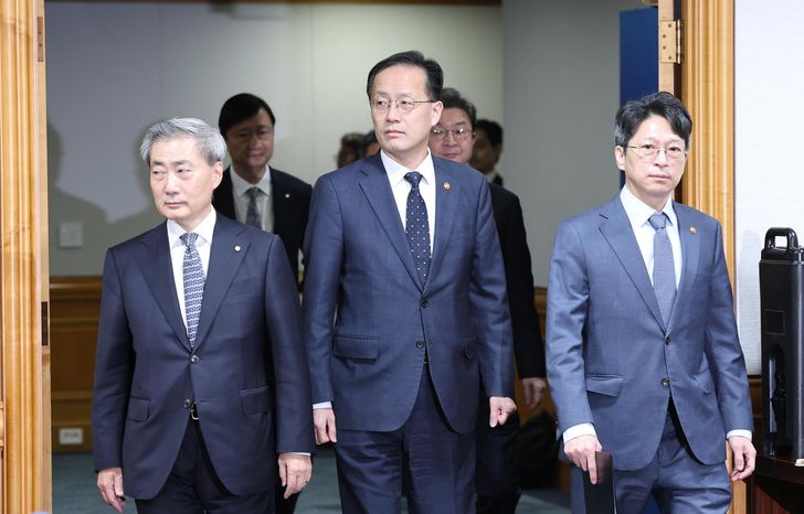 From left, Bank of Korea Gov. Shin Hyun-song, Finance Minister Lee Hyoung-il and Land Minister Hong Jee-sun attend a market review meeting held at Korea Federation of Banks in Seoul, Friday. Yonhap