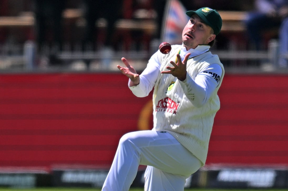 Os Proteas marcam um innings impressionante e uma vitória por 31 corridas na segunda prova