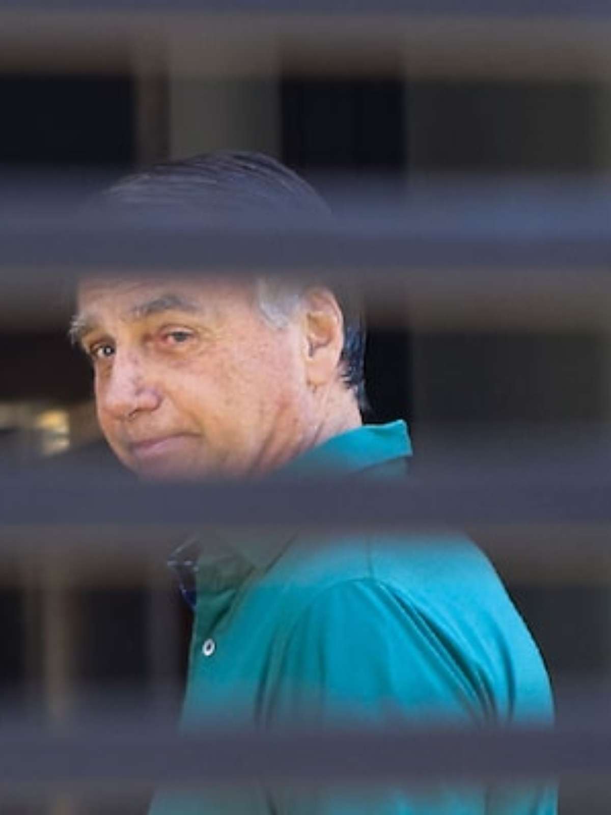 Se Flávio Bolsonaro ganhar eleição, ele pode tirar o pai da prisão? Entenda