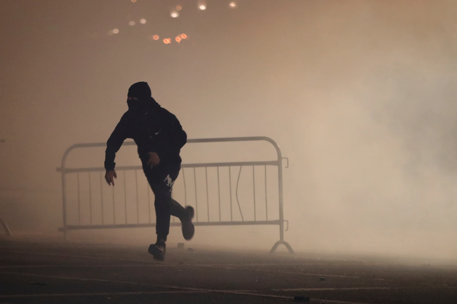 O primeiro-ministro albanês recusa-se a renunciar enquanto protestos violentos entram no sexto dia