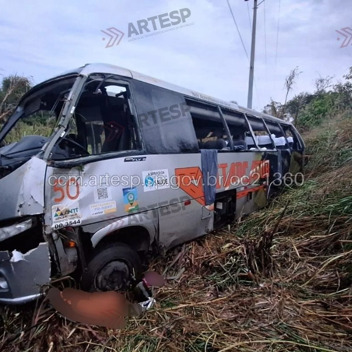 Micro-ônibus é fechado por caminhão, cai em ribanceira e deixa 3 mortos