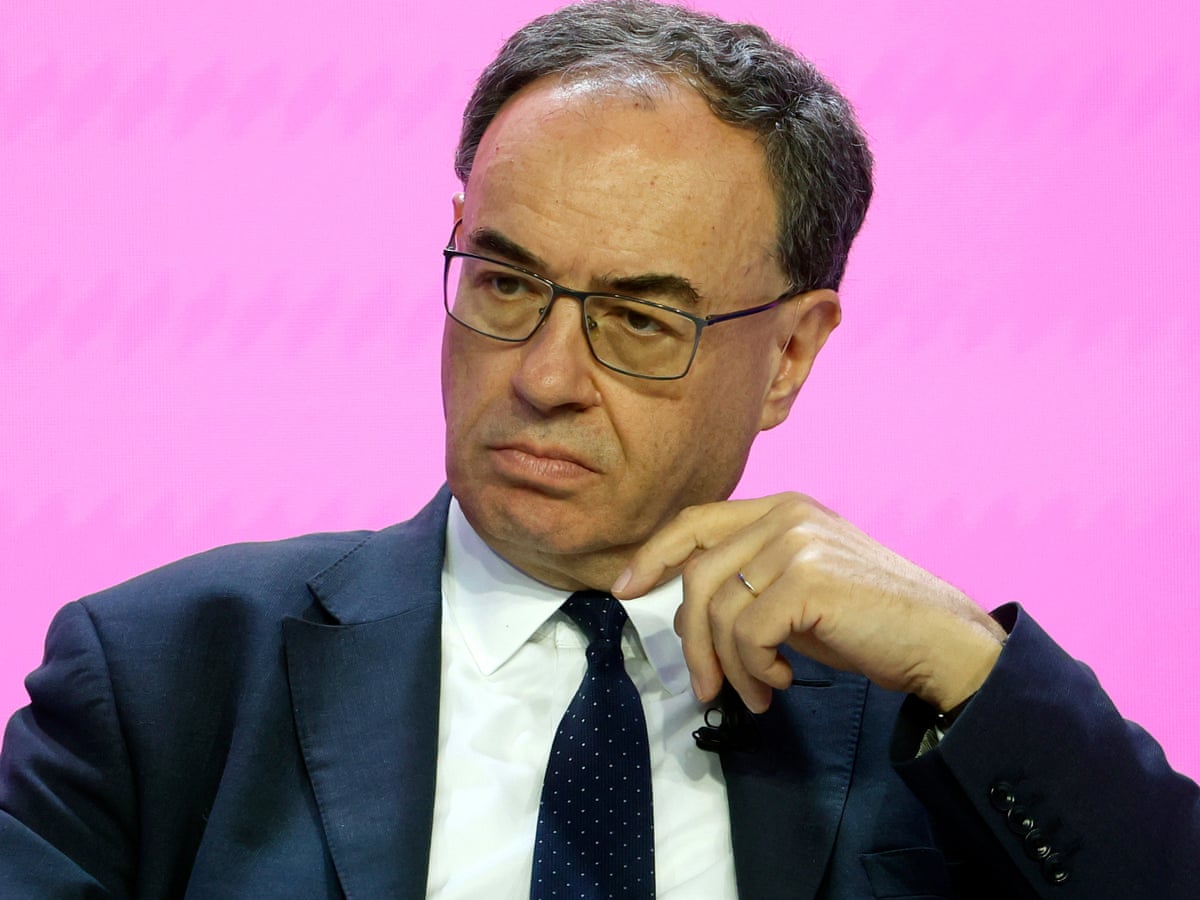 O governador do Banco da Inglaterra sai de uma cúpula do FMI em protesto contra a Rússia