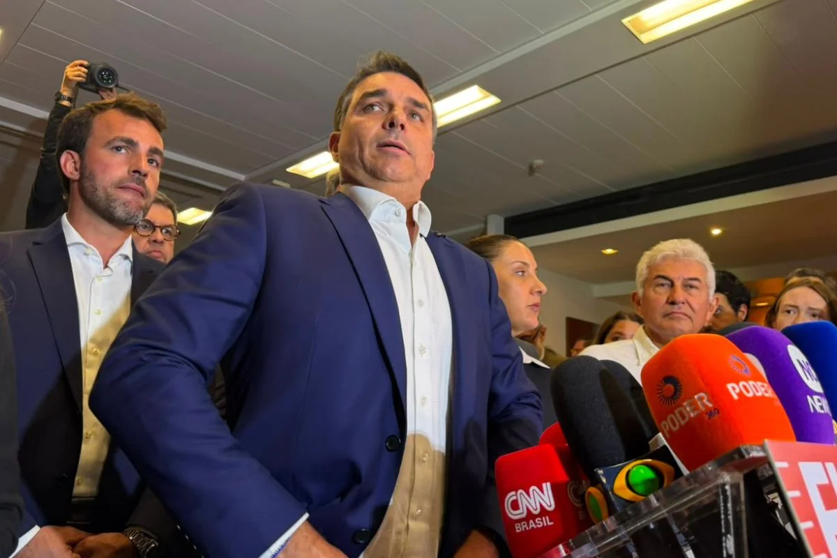 Flávio é orientado a evitar novidades no debate na Globo