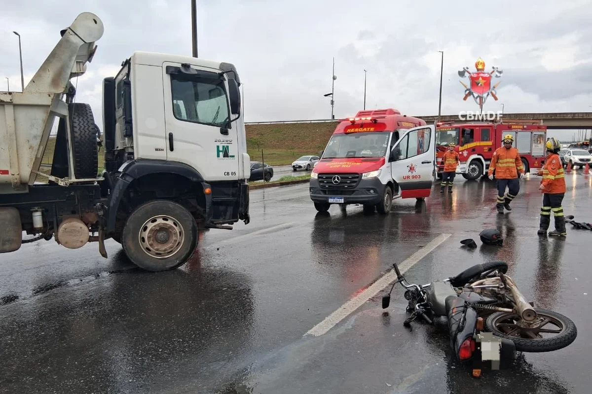 EPTG tem duas faixas interditadas após acidente entre moto e caminhão