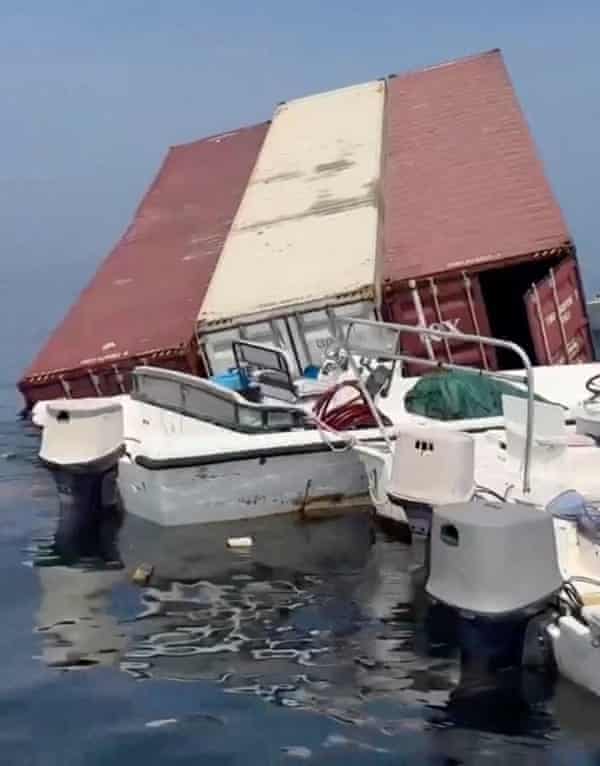 Pessoas varrem o estreito de Ormuz em busca de carga derramada após Irã atacar navios porta-contêineres