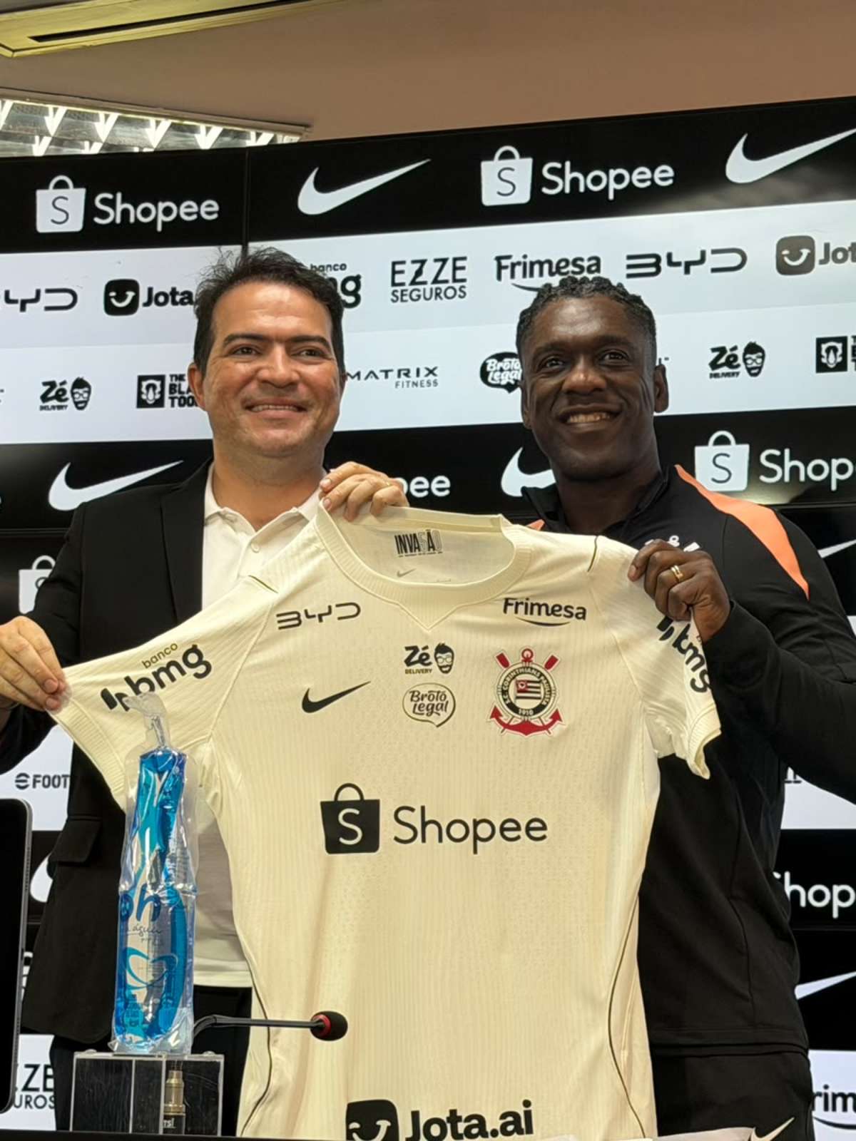 Seedorf é apresentado como novo treinador do Corinthians
