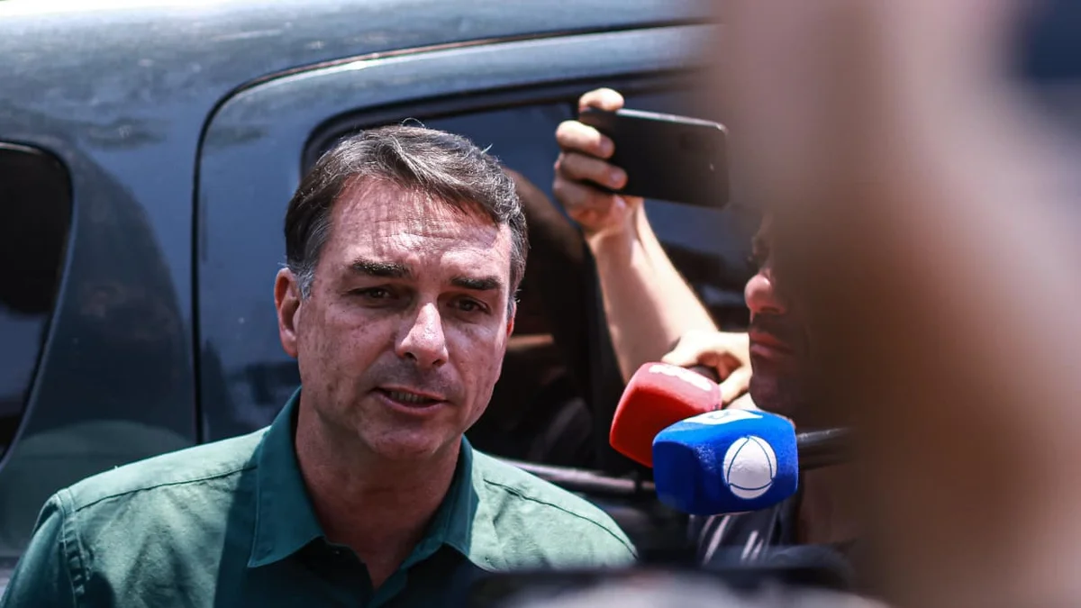 Flávio Bolsonaro vai votar pelo fim da 6x1, mas aliados defendem mudanças