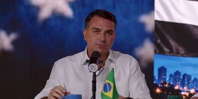 Fl&aacute;vio Bolsonaro em live no YouTube Foto: @ TVCelularFlavioBolsonaro via YouTube / Estad&atilde;o