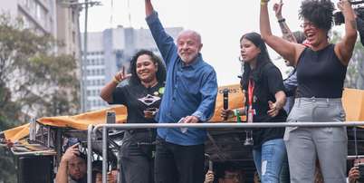 Presidente e candidato à reeleição pelo PT, Luiz Inácio Lula da Silva, em ato na Avenida Paulista Foto: Daniel Teixeira/Estadao / Estadão