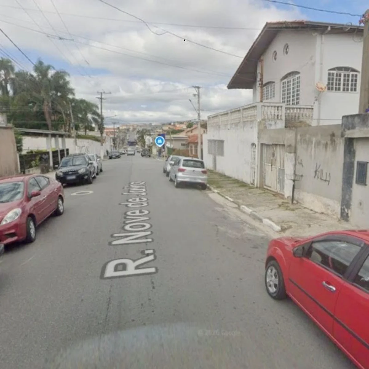Kombi com 3 crianças é alvo de ataque a tiros; pai é morto e mãe, baleada