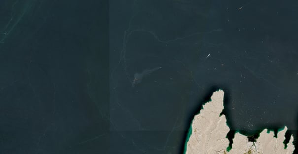Pessoas varrem o estreito de Ormuz em busca de carga derramada após Irã atacar navios porta-contêineres