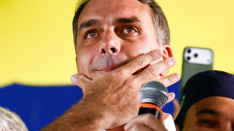 Por que Flávio Bolsonaro é proibido de deixar o Brasil?