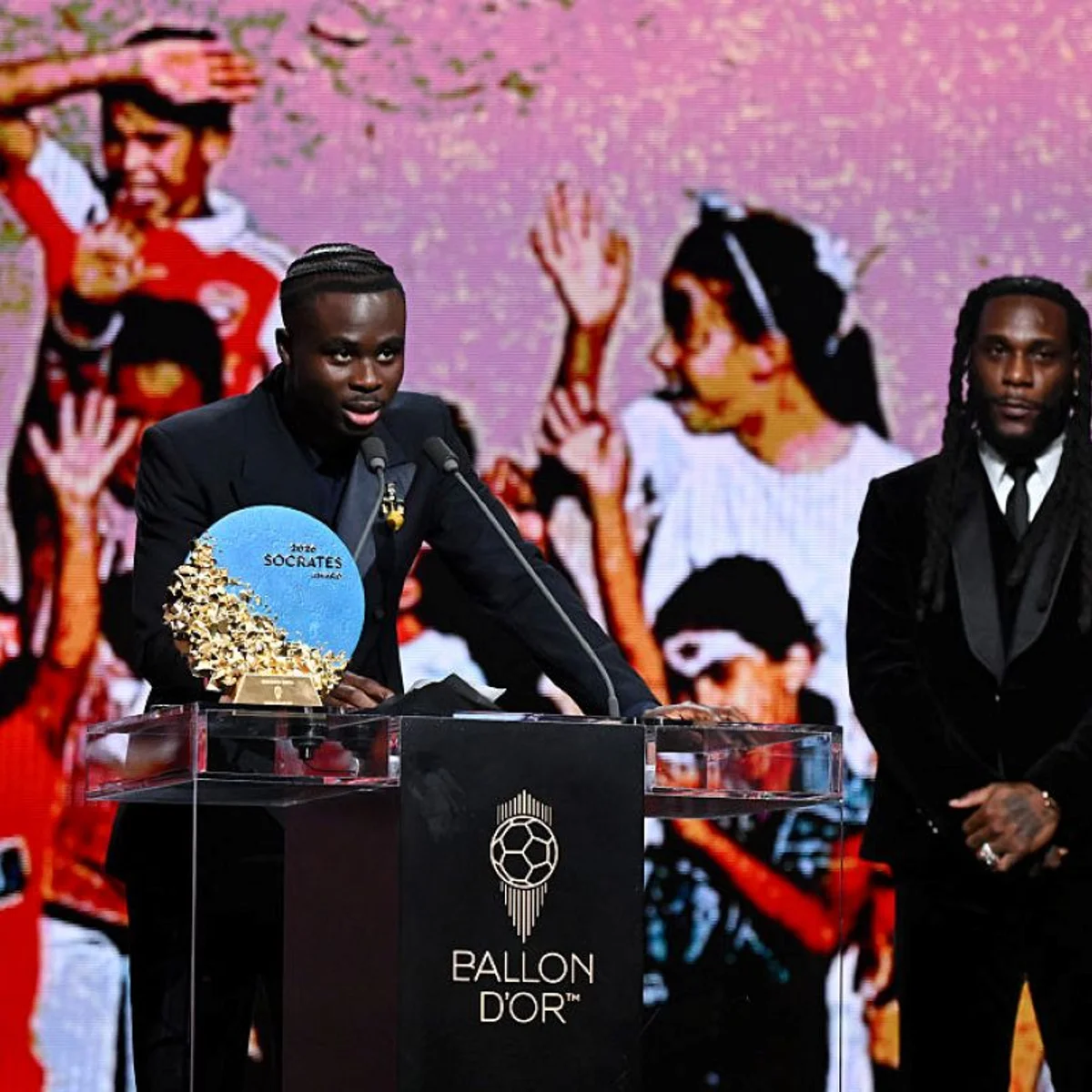 Bukayo Saka, do Arsenal, leva Prêmio Sócrates na cerimônia da Bola de Ouro