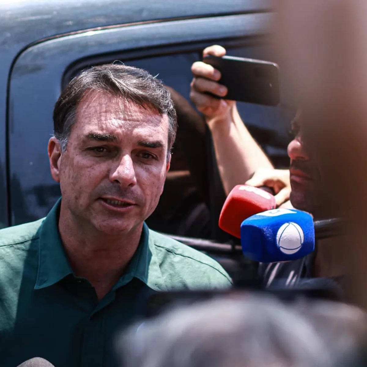 Flávio Bolsonaro vai votar pelo fim da 6x1, mas aliados defendem mudanças